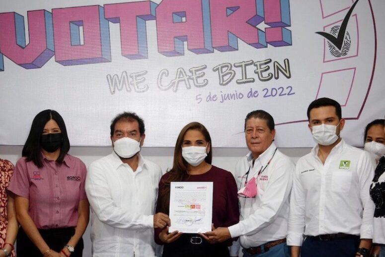 MARA RECIBE CONSTANCIA COMO CANDIDATA