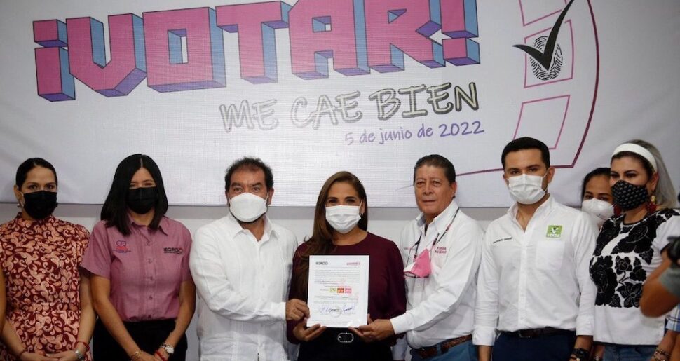 MARA RECIBE CONSTANCIA COMO CANDIDATA